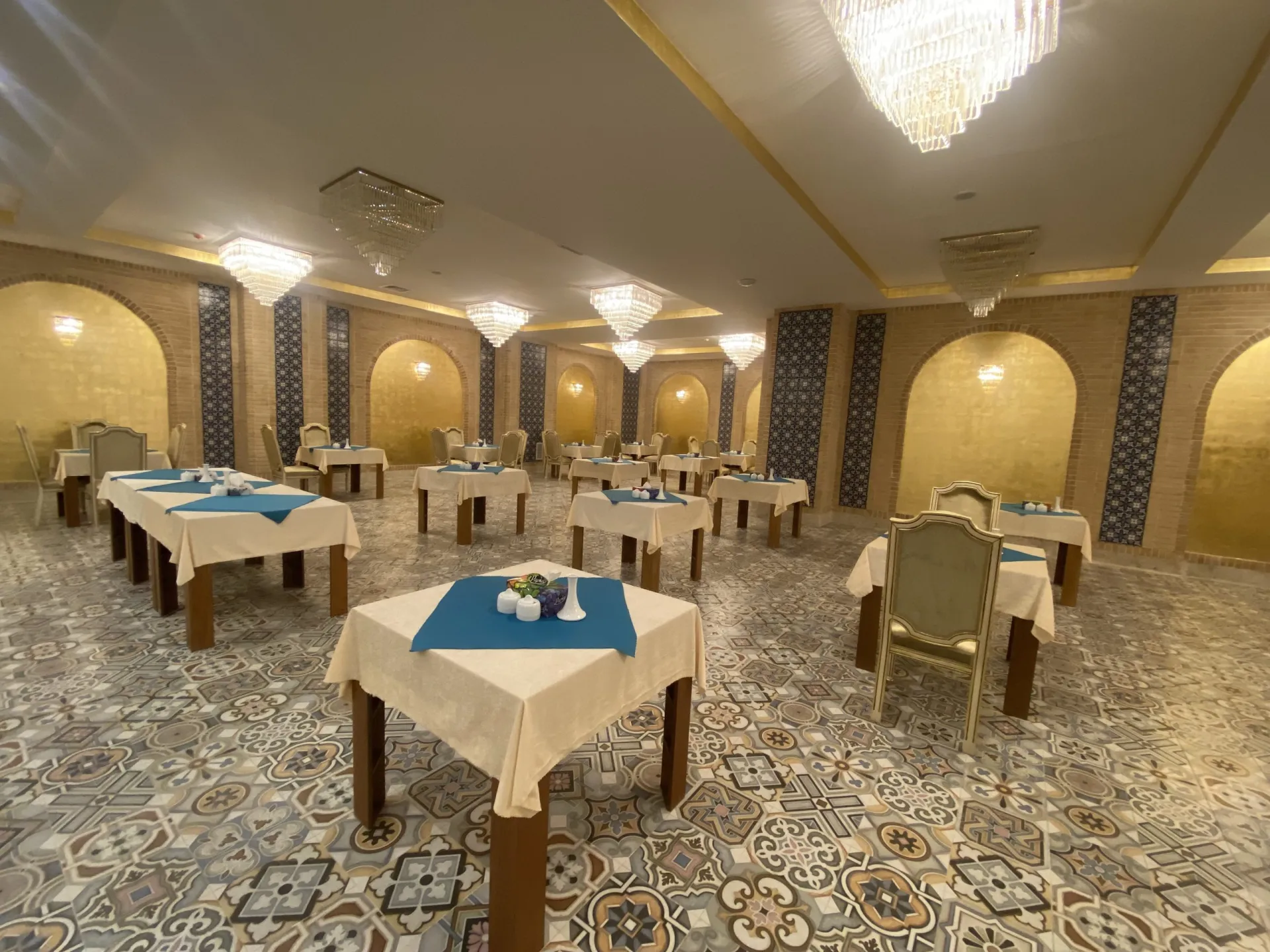رستوران سنتی زمرد هتل شکوه شارستان
